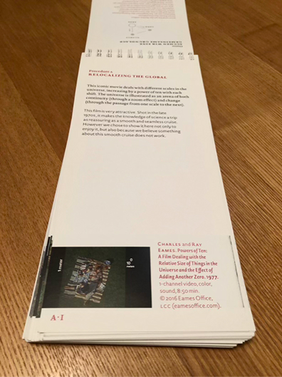 フィールドブックの内ページ。「Procedure 1: RELOCALIZING THE GLOBAL」と題し、チャールズ&レイ・イームズ《Powers of Ten》(1977年)を参照しながら宇宙のスケール変化について論じるテキストが掲載されている。